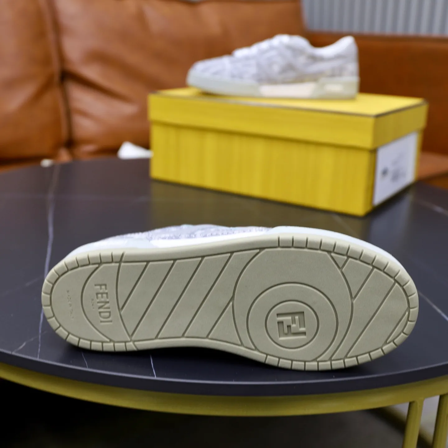 Ex-factory price: 640🔥Couple model (top original order) Brand: FENDI Size: 35-44 (customized for men 38 and 45) Grade: original order quality High version Material: Imported original cowhide stitching ➕ High-quality and comfortable lining Original TPU lightweight anti-slip outsole Style category: Travel fashion casual shoes Versatile trend